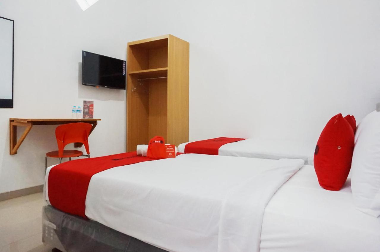 RedDoorz @ Jalan Danau Limboto Hotel Malang Bagian luar foto