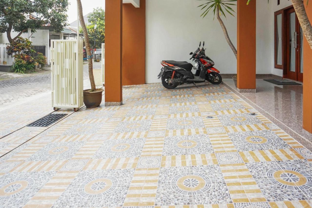 RedDoorz @ Jalan Danau Limboto Hotel Malang Bagian luar foto