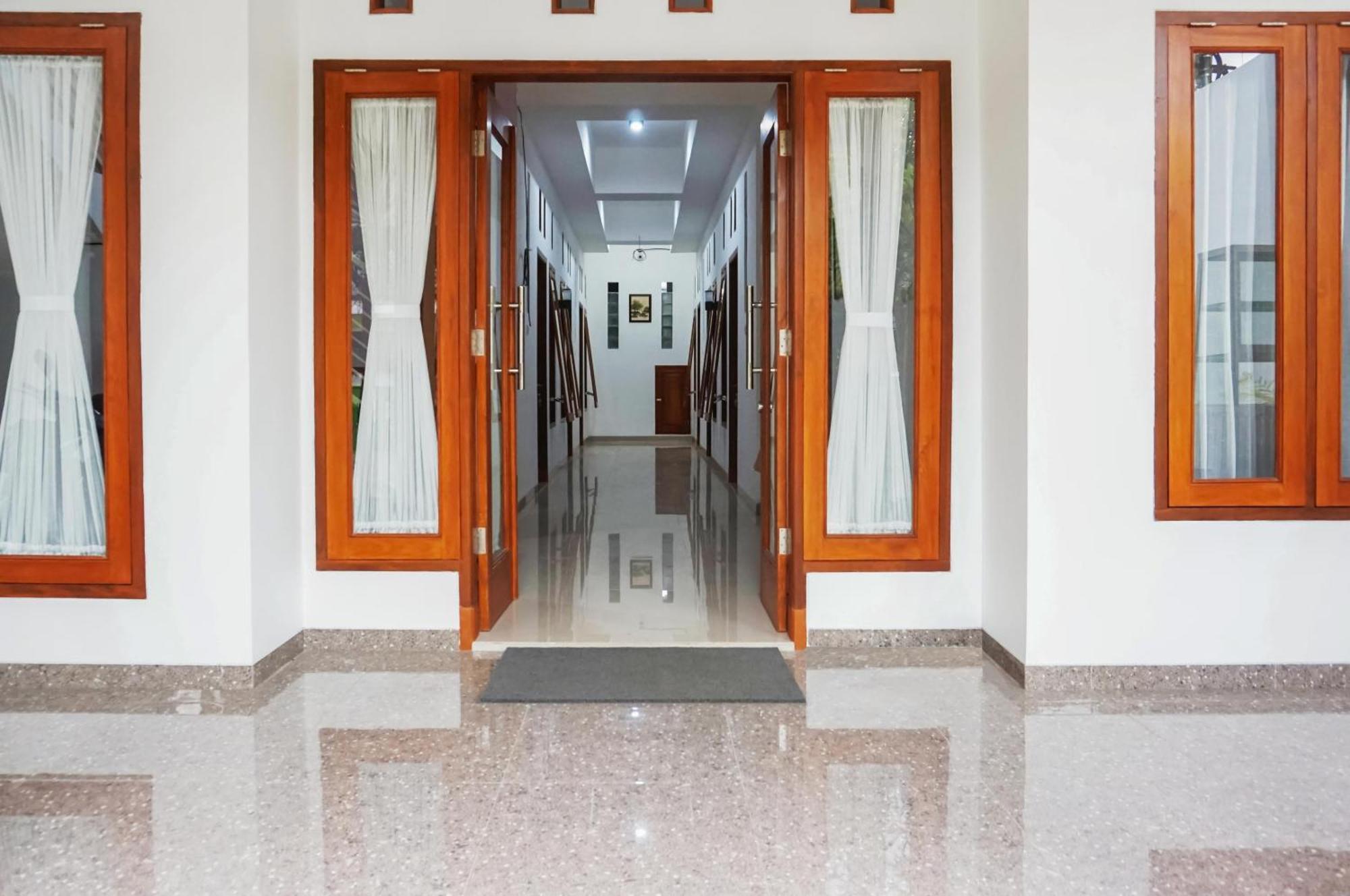 RedDoorz @ Jalan Danau Limboto Hotel Malang Bagian luar foto