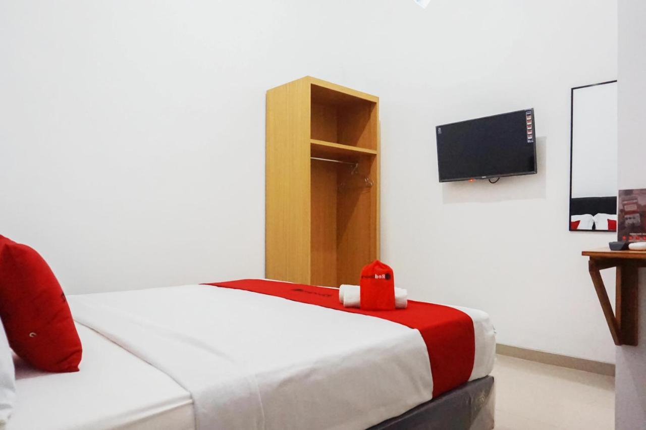 RedDoorz @ Jalan Danau Limboto Hotel Malang Bagian luar foto